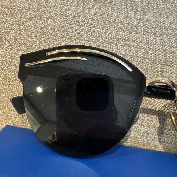 Christian Dior Limited Edition Sunglasses w/case - Picture 3 of 9